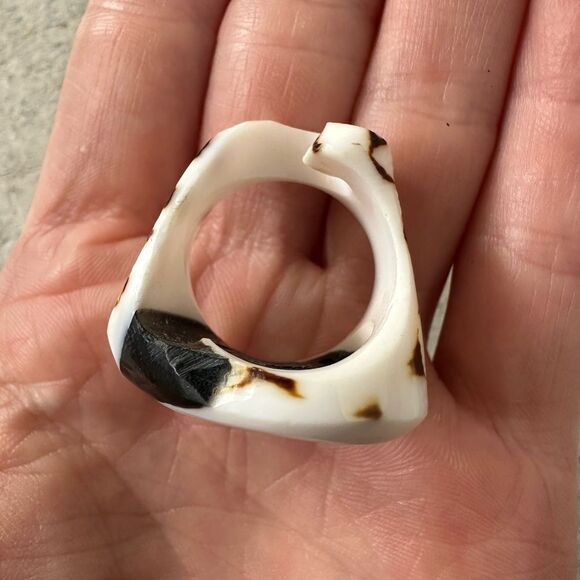 Vintage Chunky Shell And Mother And Pearl Carved Cocktail Ring - Picture 9 of 9